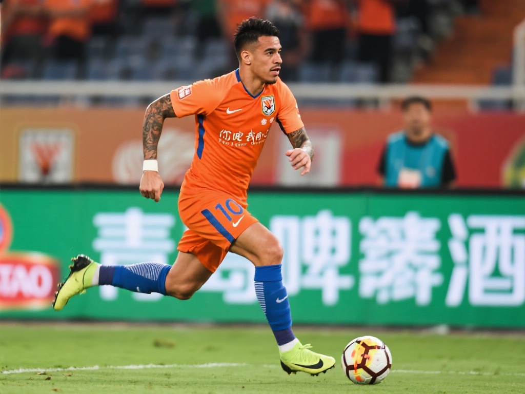 归化球员洛国富36岁退役,曾为中国队出战5次进1球。 从巴西到中国 洛国富的足球旅程
洛国富