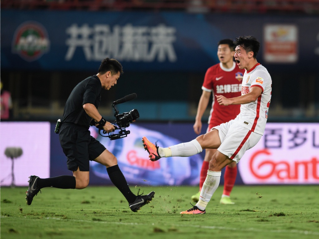 高准翼因辱骂第四官员而被足协处罚:停赛5场、罚款5万元 相似案例:足球赛场纪律的重要性
类似高